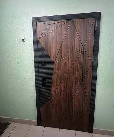 Двухцветная входная дверь