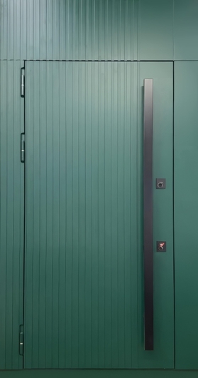Стальная дверь с верхней вставкой, бугельной ручкой, широкими наличниками и зелеными панелями МДФ
