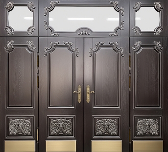 Двустворчатая парадная входная группа с терморазрывом, стеклом сверху, отбойниками и панелями МДФ с резьбой и патиной